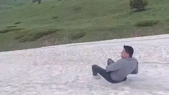 Haziran ortasında Bolu zirvesinde poşetle kar keyfi