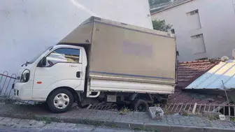 Kağıthane'de kontrolden çıkan kamyonet müstakil evin çatısına uçtu