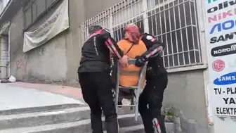 Samsun'da polis ekipleri yolda kalan yaşlı kadını evine taşıdı