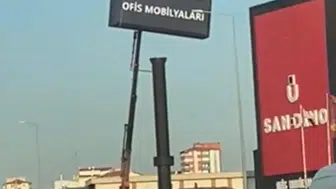 Kayseri'de reklam tabelasına çıkan işçilerin tehlikeli mesaisi kameraya yansıdı