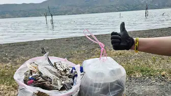Berkan Seferoğlu ailesiyle birlikte Hazar Gölü kıyısını temizledi