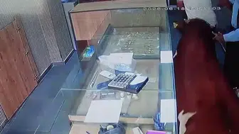 Siverek’te kuyumcuya giren dana müşteriyi sürükledi