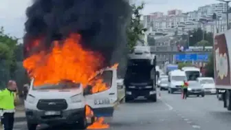 Trabzon’da seyir halindeki dolmuş aniden alev aldı