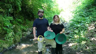 Ordu derelerinde altın arayan çiftin yeni gelir kapısı