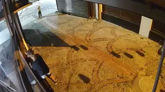 Saraçlar Caddesi'nde çocukların hırsızlık anı güvenlik kamerasında