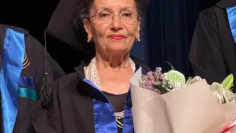 76 yaşında üniversite diplomasını eline aldı
