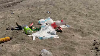 Samsun sahilinde çöp yığınları tepki topladı