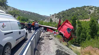 Malatya yolunda çekici kazası trafiği kilitledi