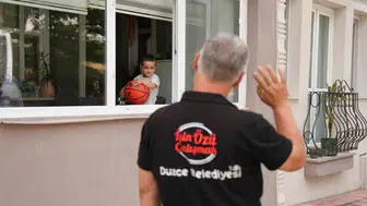 Düzceli minik Ahmet’in çöp kamyonu tutkusu sürpriz bir ziyaretle ödüllendirildi