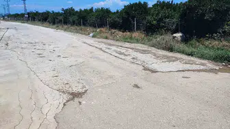 Adana'da belediyenin yapmadığı yolu mahalleli kendi parasıyla onardı