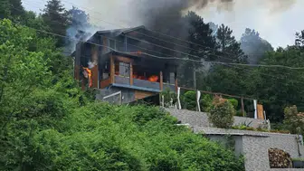 İnebolu'da alevlerin sardığı villada mahsur kalan kadın son anda kurtarıldı
