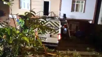 Çekmeköy'de yokuş aşağı freni boşalan servis bahçeye daldı