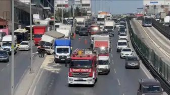 Beylikdüzü D-100 karayolunda kamyonet kazası trafiği kilitledi