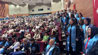 Kayseri Üniversitesi mezuniyetinde dikkat çeken sadakat yemini