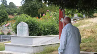 Sahabe mezarını bulmak için kütüphanesini gözden çıkardı