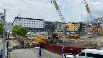 Ordu merkezde inşaat sahasında devrilen makine trafiği kilitledi