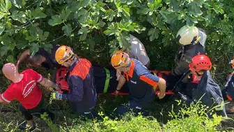 Başiskele’de 80 metrelik uçuruma yuvarlanan otomobil ağaçlara takıldı