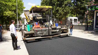 Kahta yollarını yenilemek için düğmeye bastı