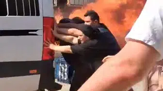 Mahalleli birleşti, yanmaya başlayan minibüsü elleriyle kurtardı