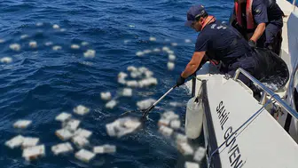 Gazipaşa açıklarında denize saçılmış kaçak teknolojik tütün ürünleri bulundu
