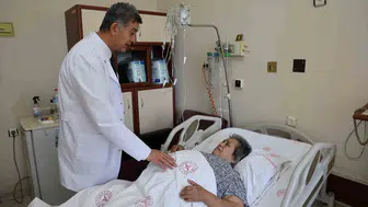 15 yıldır yatağa mahkum yaşayan kadının karnından dev kitle alındı