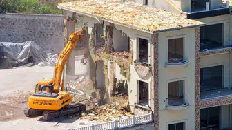 Başiskele ormanında yükselen dev kaçak binayı belediye yıktı