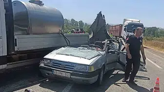 Çan yolunda feci kaza Otomobilin tavanı koptu