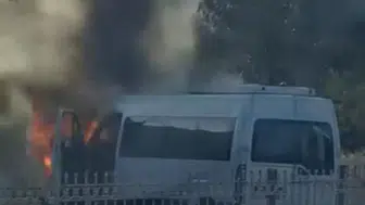 Diyarbakır sokaklarında korku dolu anlar Minibüs alevlere teslim oldu