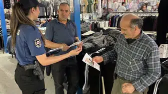 Selendi polisi pazar yerinde dolandırıcılara karşı vatandaşı uyardı
