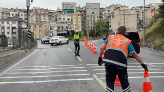 Şişli Bomonti Tüneli çıkışında devrilen kamyonet trafiği kilitledi