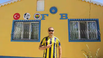 Sivaslı taraftar evini sarı laciverte boyadı mahalleli şaşkın
