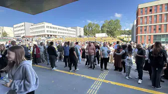 Bolu’da üniversite adayları sınavda aileleri dışarıda dua ediyor