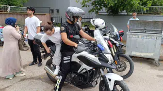 YKS günü sınav yerini karıştıran gençleri polis motosikletle yetiştirdi