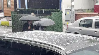 Ardahan’da aniden bastıran dolu sokakları beyaza boyadı