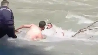 Pozantı’da serinlemek isteyen vatandaş çayda mahsur kaldı