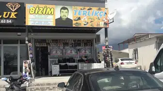 Hataylı esnaf iş yerini hatırlatmak için kendi fotoğrafını astı