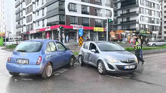 Erzurum Yakutiye’de üç araçlı zincirleme kaza