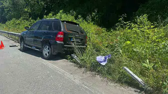 Artvin’de korkutan kaza Bariyer otomobilin motoruna girdi