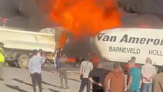 Reyhanlı sınırında iki TIR alevlere teslim oldu