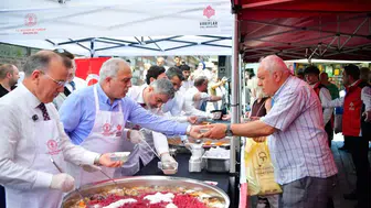 Eminönü’nde geleneksel aşure günü bereketi