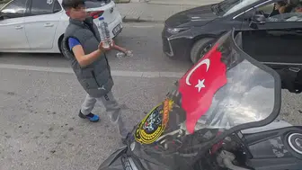 Eskişehirli çocuğun bayrak hassasiyeti motosiklet sürücüsünü duygulandırdı