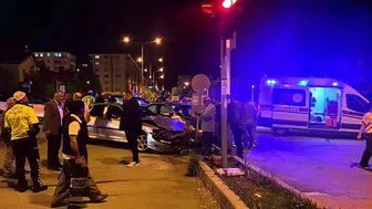Erzurum Palandöken’de iki aracın karıştığı kazada iki kişi yaralandı
