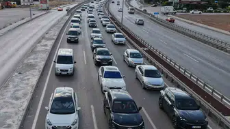 Kilit kavşakta tatil trafiği kazayla kilitlendi