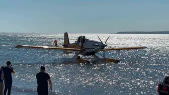 Çanakkale Ezine'de yangın müdahalesi sırasında uçak suyun ortasında kaldı