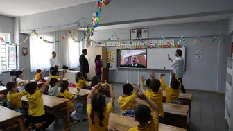 Bakan Tekin Rize'deki minik öğrencileri görüntülü aradı