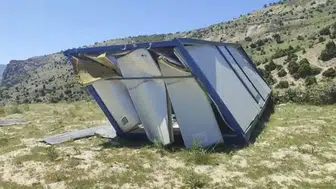 Tunceli’de geceyi vuran fırtına konteyneri yerinden söktü