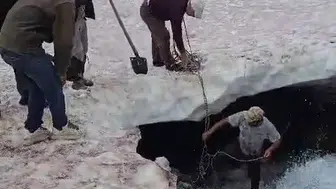 Erzurum'da buzullara düşen dana için nefes kesen kurtarma operasyonu