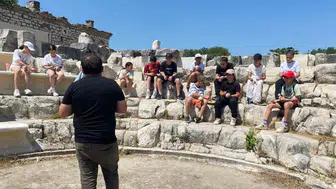 Menteşeli gençler antik kentlerde tarihe yolculuk yaptı