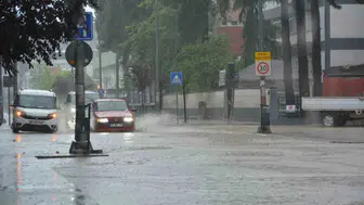 Ünye’de sağanak hayatı felç etti