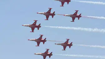 İzmir gökyüzünde havacılık şöleni başladı